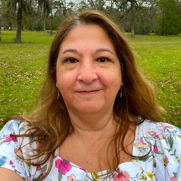 Meet your Posher, Laura - Picture 1 of 2